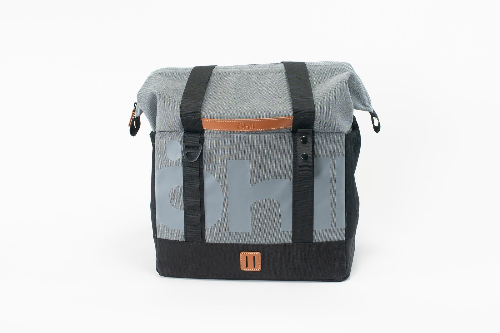 Mochila tote Öhll gris y negra con diseño roll-top, logo grande en el frente, asas negras y detalles en cuero marrón.
